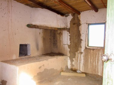 Güney Afrika 'daki Tankwa Karoo Ulusal Parkı' nda bir çiftlik evi inşa etmek için kullanılan çamur ve samandan yapılmış tuğlalar: şöminesi ve ekmek fırınıyla mutfağı gösteren interoir.