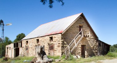 George Güney Afrika 'da küçük bir yerleşim yerindeki yüksek bir duvarın tepesindeki elektrikli güvenlik çiti.