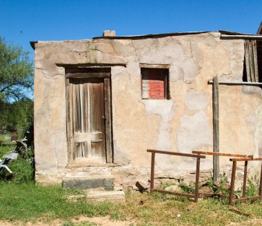 George Güney Afrika 'da küçük bir yerleşim yerindeki yüksek bir duvarın tepesindeki elektrikli güvenlik çiti.