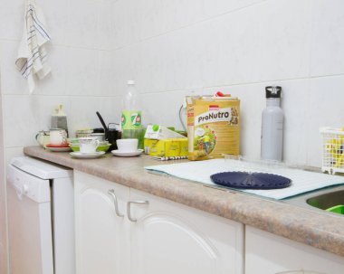 George Güney Afrika 'da bir mutfakta kirli bulaşıklar.