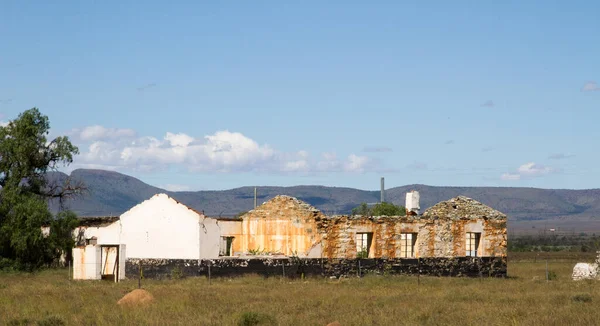 Övergiven Och Förfallen Lantbruksskola Karoo South Afr4Ica Som Visar Avfolkningen Stockbild