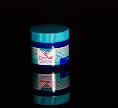 Soğuk algınlığı ve griple ilgili solunum sorunlarını gidermek için merhem.