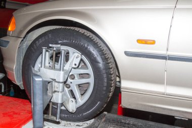 Tekerlek hizalaması bir arabaya yapılıyor