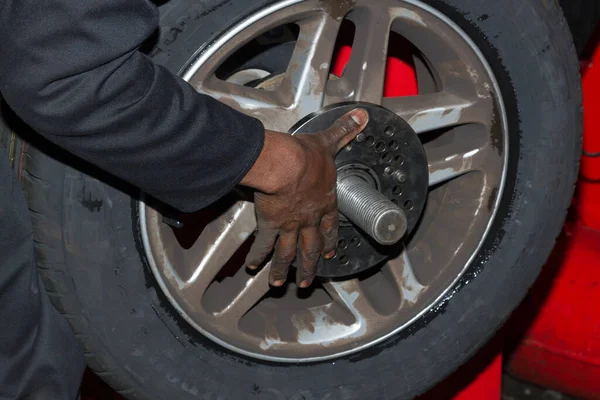 Reifenhändler Und Werkstatt George Und Südafrika Schrauben Zum Festhalten Rad — Stockfoto