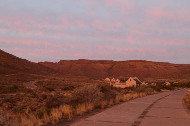Beaufort West yakınlarındaki Karoo Ulusal Parkı, Güney Afrika: kampın üzerinde gün doğumu