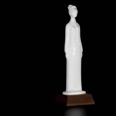 İngiliz Spode tarafından yapılmış zarif bir seramik heykel..