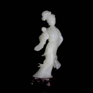 Yeşim taşlı güzel ve zarif bir heykel.