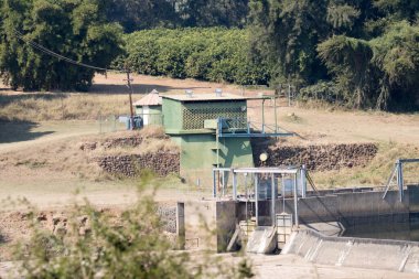 Kruger Ulusal Parkı: kampın yakınındaki Crocodile Nehri 'nde çiftlikler için pompa