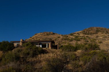 Zebra Dağı Ulusal Parkı, Güney Afrika: kampın arkasında bir dağ evi var..