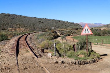 Korumasız demiryolu Güney Afrika 'nın derinliklerinde inliyor.