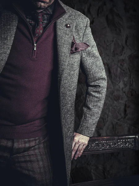 Modelo masculino con tela casual posando sobre fondo gris — Foto de Stock