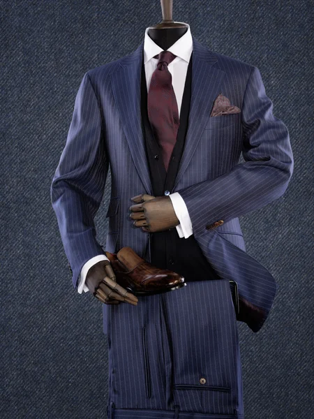 Maniquí con elegante traje masculino aislado sobre fondo gris — Foto de Stock
