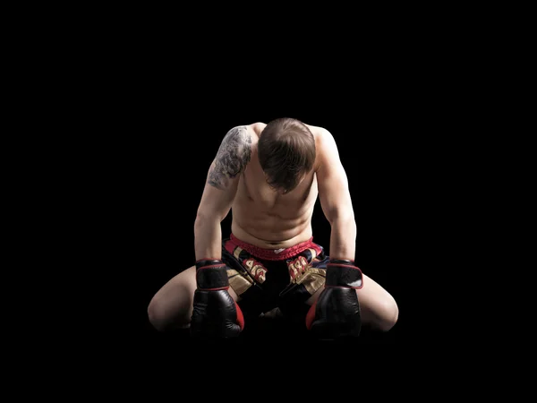 Jovem muay thai lutador isolado no fundo preto — Fotografia de Stock