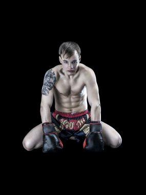 Siyah arka plan üzerine izole Muay Tay savaşçı