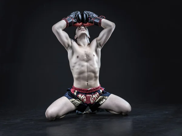 Muay thai combattant isolé sur fond noir — Photo