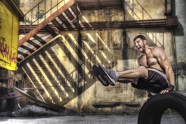 Junger Mann macht Gleichgewichtsübung auf der Straße — Stockfoto