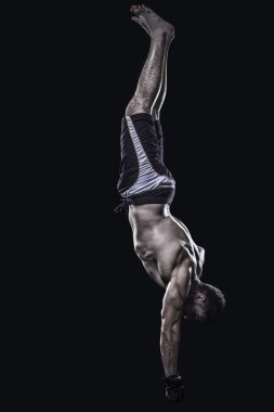 Sporcu izole bir tek elle stand gerçekleştirir