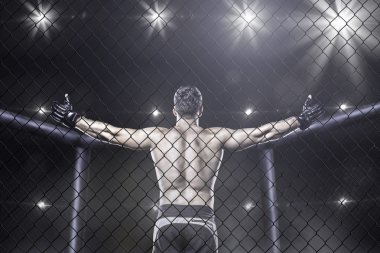 MMA savaşçı arenada kazanmak, görünümü arkasında kutluyor