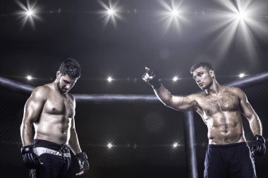 MMA fighters mücadele öncesi sekizgen arenada
