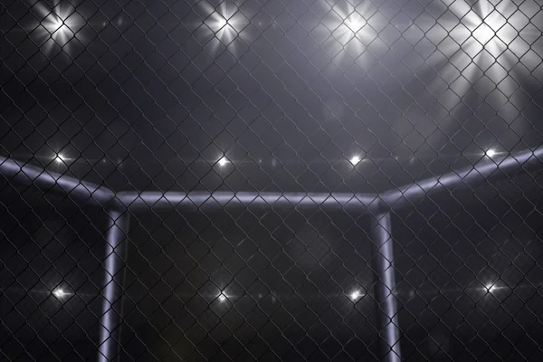 Mma lucha vista lateral del escenario bajo las luces — Foto de Stock