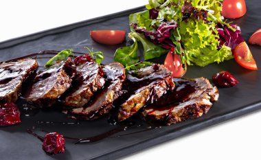 Salata yakın çekim ile Dana dilim kızarmış