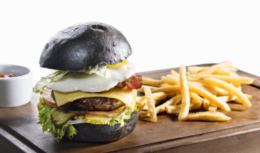 Siyah hamburger ve patates kızartması üzerine beyaz izole