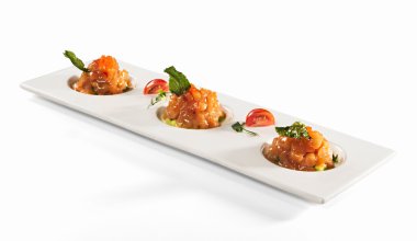 Beyaz masada Somon tartar