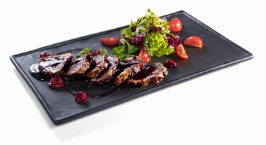 İzole salata karışımı ile Dana dilim kızarmış