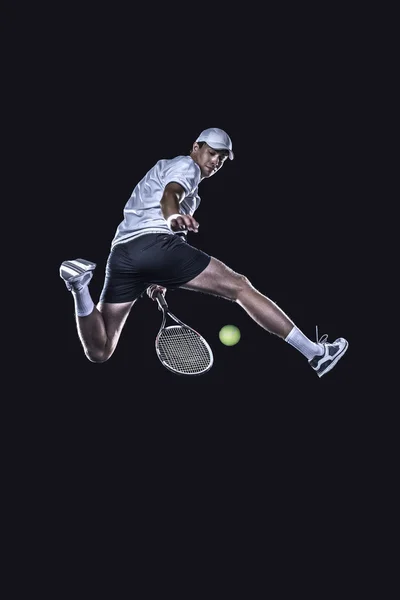 Tennisspeler bereiken voor de harde bal geïsoleerd — Stockfoto