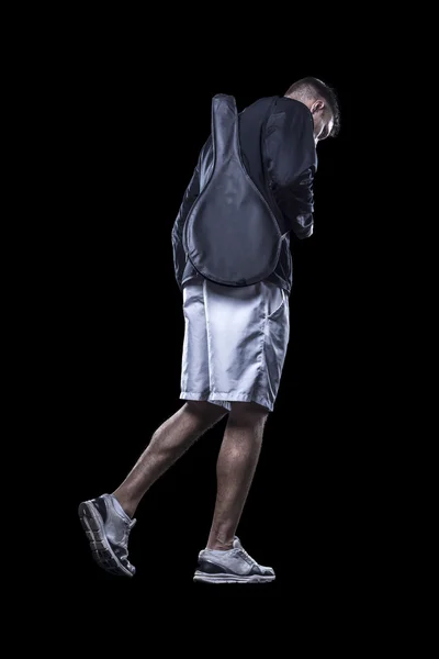 年轻运动员走在白色的短裤，背着球拍覆盖隔离 — 图库照片