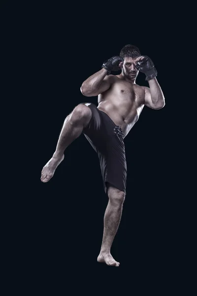 Lutador de artes marciais mistas chutando com joelho isolado — Fotografia de Stock