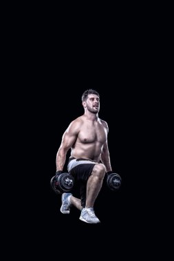 Siyah izole dumbbells ile diz-dirsek yapıyor erkek atlet