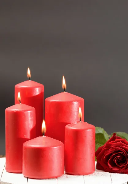 红蜡烛和玫瑰 — 图库照片