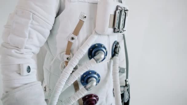 Astronauter rymddräkt närbild front detalj. studio — Stockvideo