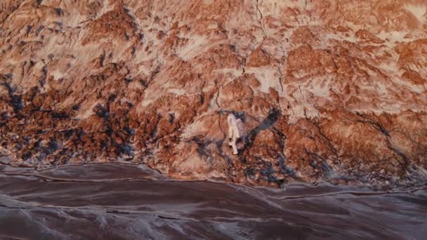 Ο αστροναύτης σκαρφαλώνει αργά στην κορυφή του λόφου. ανακάλυψη ενός νέου πλανήτη — Αρχείο Βίντεο