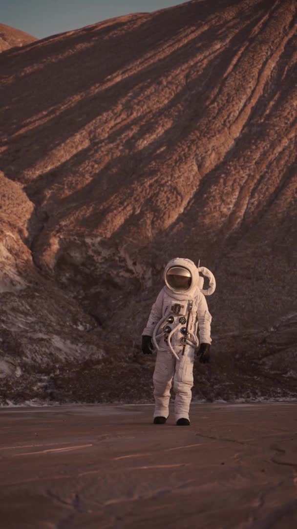 L'astronaute s'éloigne soigneusement de la falaise. vertical — Video