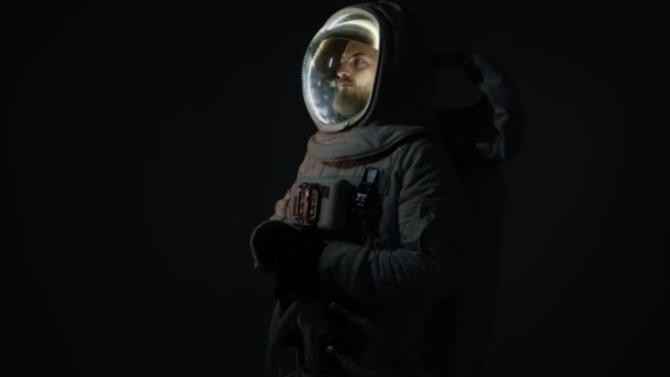 Astronauta sta al buio con l'illuminazione in un casco. studio — Video Stock