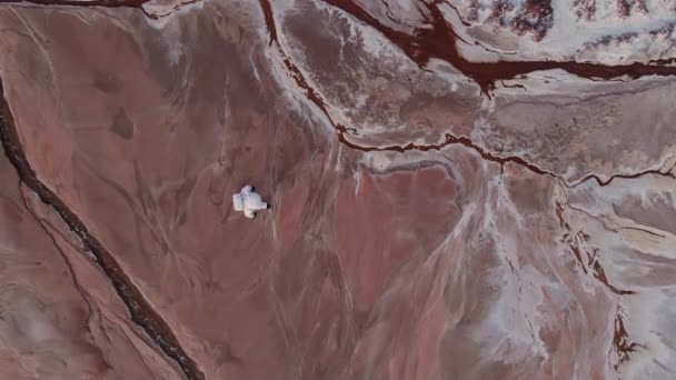 Astronaut is walking on an unknown planet. found water. — Stock Video