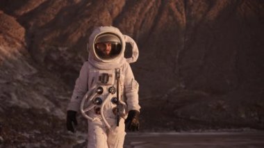 Astronot yürüyor. Bilinmeyen gezegen. Güneş parlıyor. Yeni bir gezegenin keşfi.