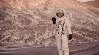 Bir derede bir astronot bir taş bulur ve onu inceler.