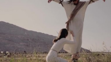 Mary İsa 'nın ölümünün yasını tutuyor. İsa çarmıha gerildi.