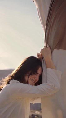 Mary İsa 'nın ölümünün yasını tutuyor. İsa çarmıha gerildi.