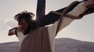  İsa çarmıha gerildi, rüzgar esiyor. Güneş parlıyor. Dikenli taç. 