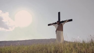 İsa çarmıhta asılı, rüzgar esiyor, güneş parlıyor. Çarmıha gerilme.