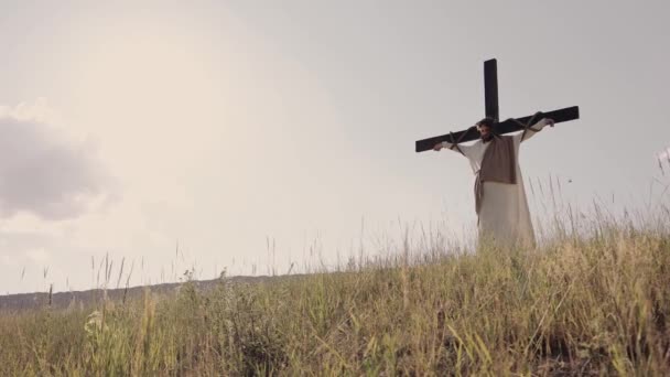 Jesus korsfäste på korset, vinden blåser. Törnekronor. — Stockvideo