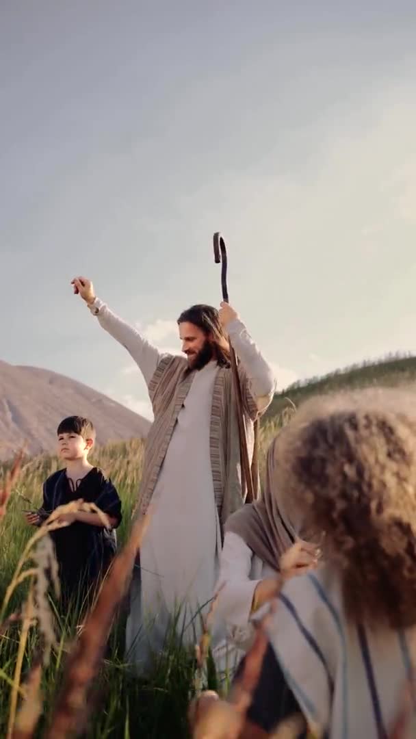 Jezus met kinderen en Maria tussen de oren op de heuvel. Zon schijnt, wind waait — Stockvideo