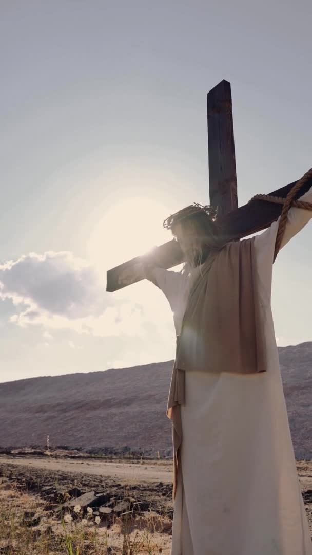 İsa çarmıhta asılı, rüzgar esiyor, güneş parlıyor. Çarmıha gerilme. — Stok video