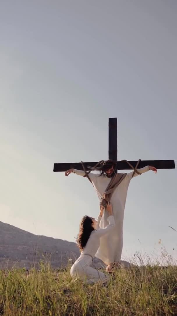 María llora la muerte de Jesús a sus pies. Jesús es crucificado en la cruz. — Vídeos de Stock