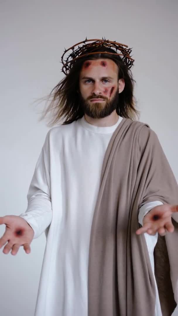 Gesù con ferite sulla testa e stimmate sulle mani guarda la macchina fotografica — Video Stock