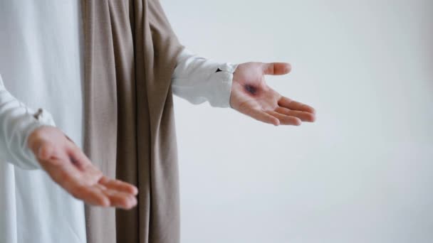 Ježíš ruce se stigmata na bílém pozadí. Studio. — Stock video